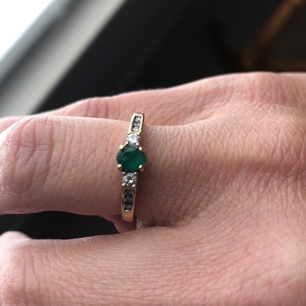 14 kt gold natural emerald and diamond ring. - Picture 6 of 16